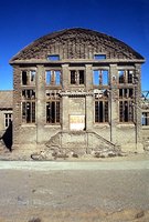 Elizabeth Bay: Front view of the unknown large building complex